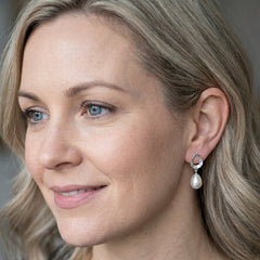 Faye - pearl stud earrings wavy silver teardrop-shaped