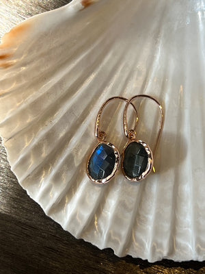Riva - wavy edge earrings gold labradorite