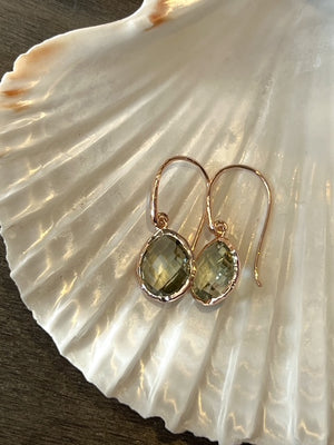 Riva - wavy edge earrings gold green amethyst