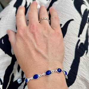 Sterling silver bracelet with oval lapis lazuli