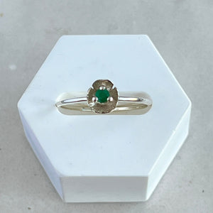Dahlia - silver mini flower ring emerald