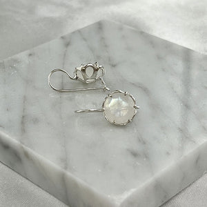 Flore - flowercup earrings silver moonstone