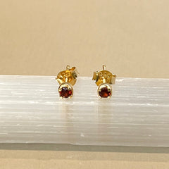 Sumi - stud earrings gold garnet January