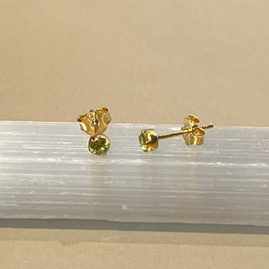 Sumi - stud earrings gold peridot August
