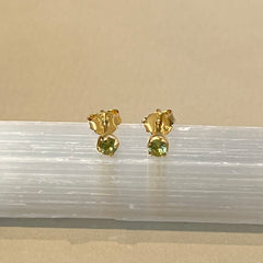 Sumi - stud earrings gold peridot August