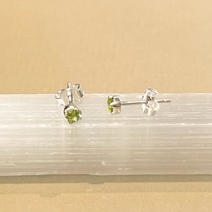 Sumi - stud earrings silver peridot August