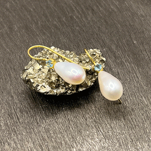 Uma - Pearl drops with blue topaz gemstones gold