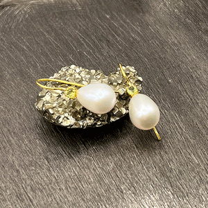 Uma - Pearl drop earrings with peridot gemstone gold