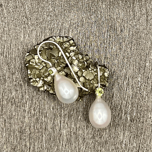 Uma - Pearl drops with peridot gemstones silver
