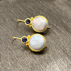 Devi - Pearl earrings gold with iolite gemstone