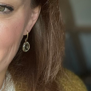 Riva - wavy edge earrings gold green amethyst