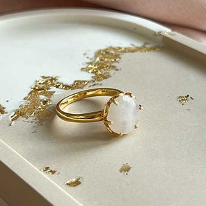 Flore - golden flowercup ring moonstone