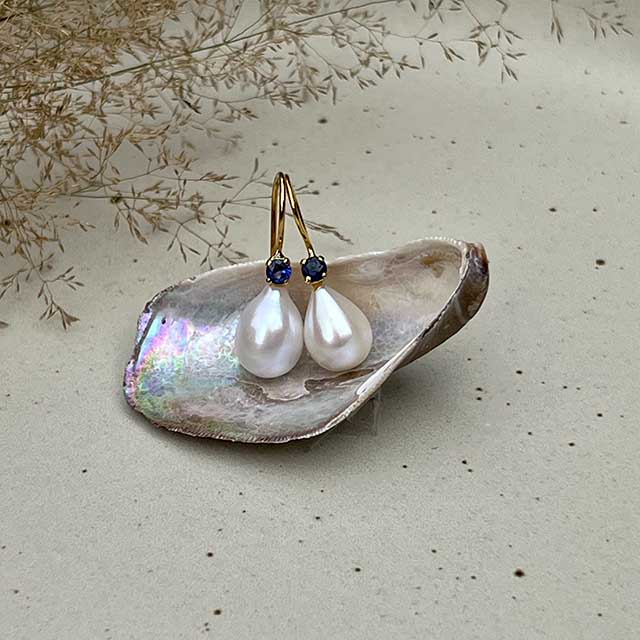 Uma - Pearl drops with sapphire gemstone gold