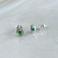 Dahlia - mini flower stud earring silver with emerald gemstone