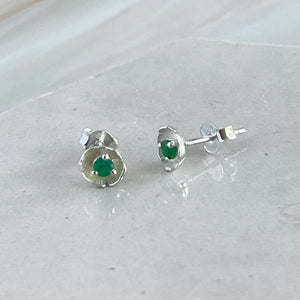 Dahlia - mini flower stud earring silver with emerald gemstone