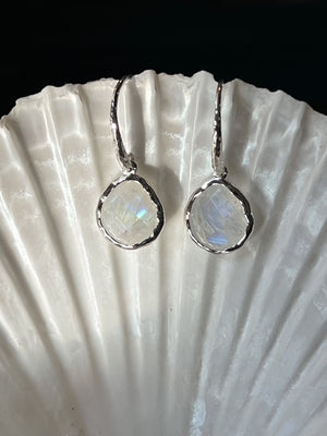Riva - wavy edge silver earrings with moonstone