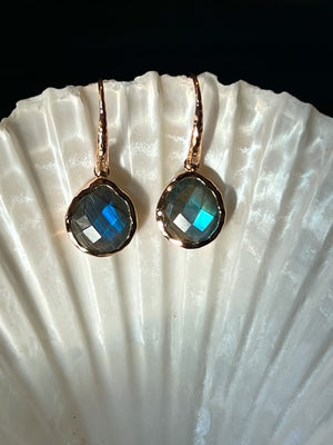 Riva - wavy edge earrings gold labradorite