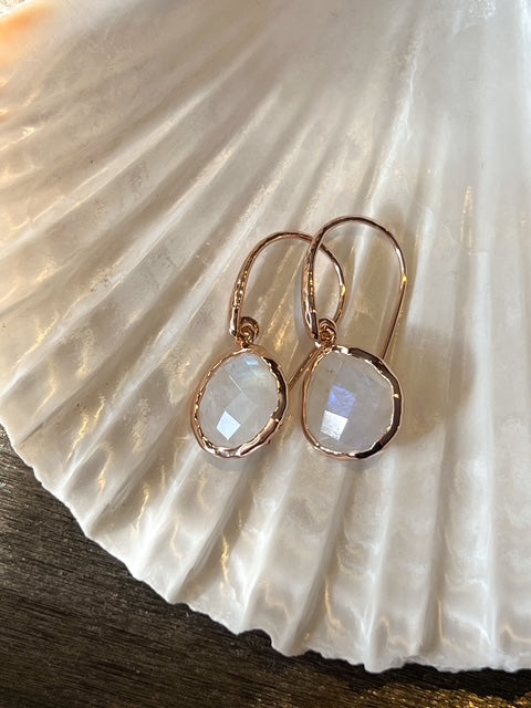 Riva - wavy edge earrings gold moonstone