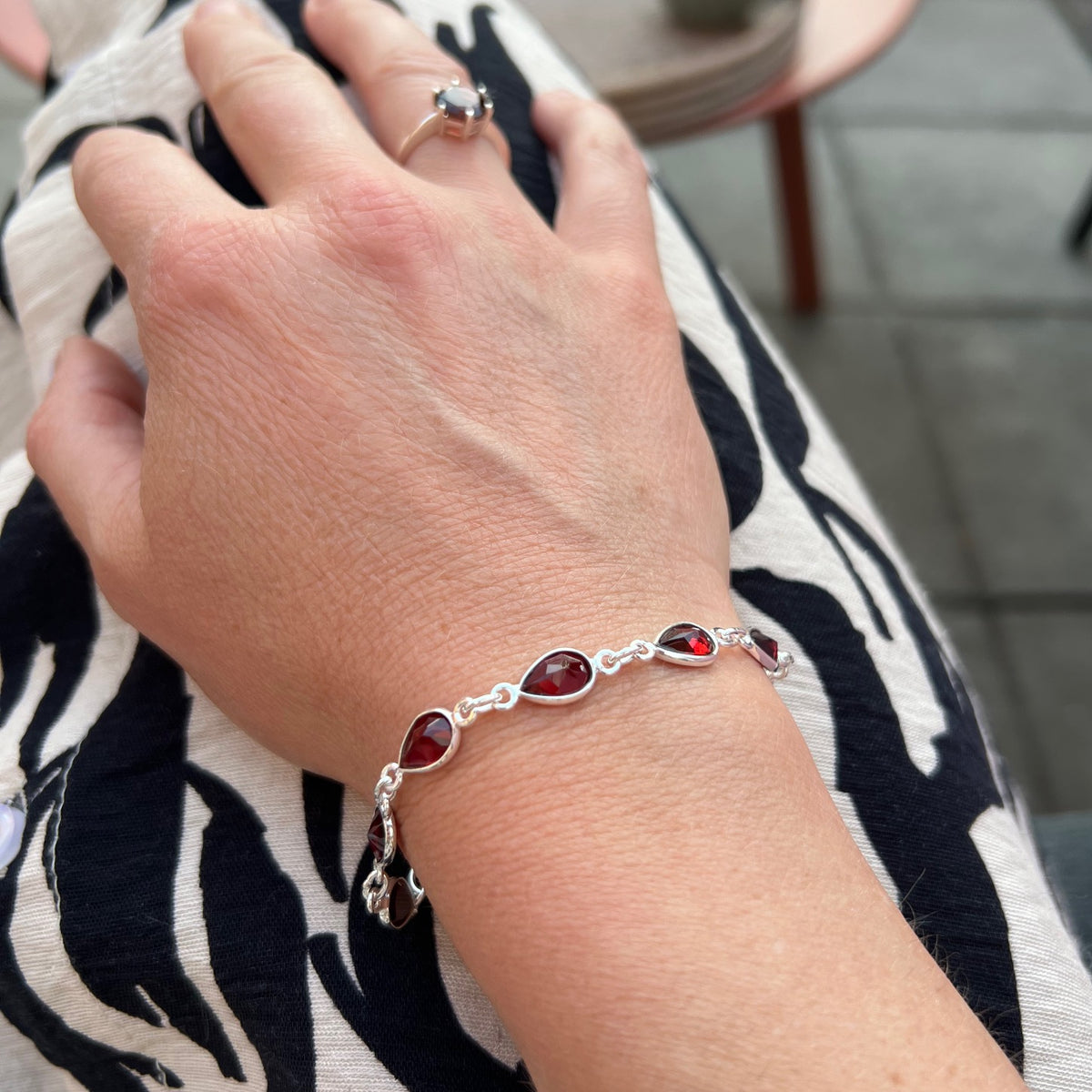 Bracelet grenat en forme de goutte argent