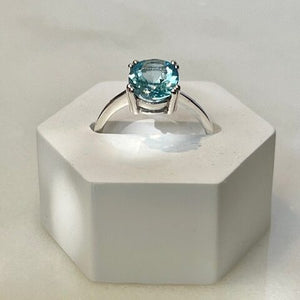 Nila - silver ring with oval blue topaz gemstone