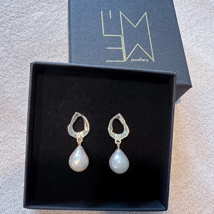 Faye - pearl stud earrings wavy silver teardrop-shaped