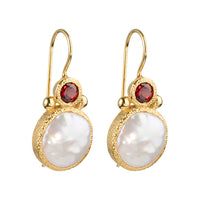 Devi - Pearl earrings gold with garnet gemstone