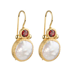 Devi - Pearl earrings gold with garnet gemstone