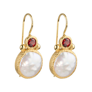 Devi - Pearl earrings gold with garnet gemstone