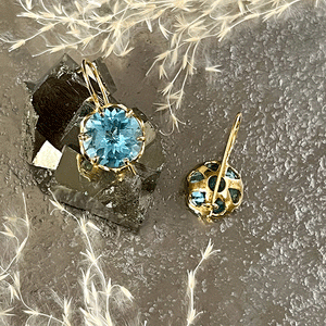 Flore - flowercup earrings with gemstone gold blue topaz