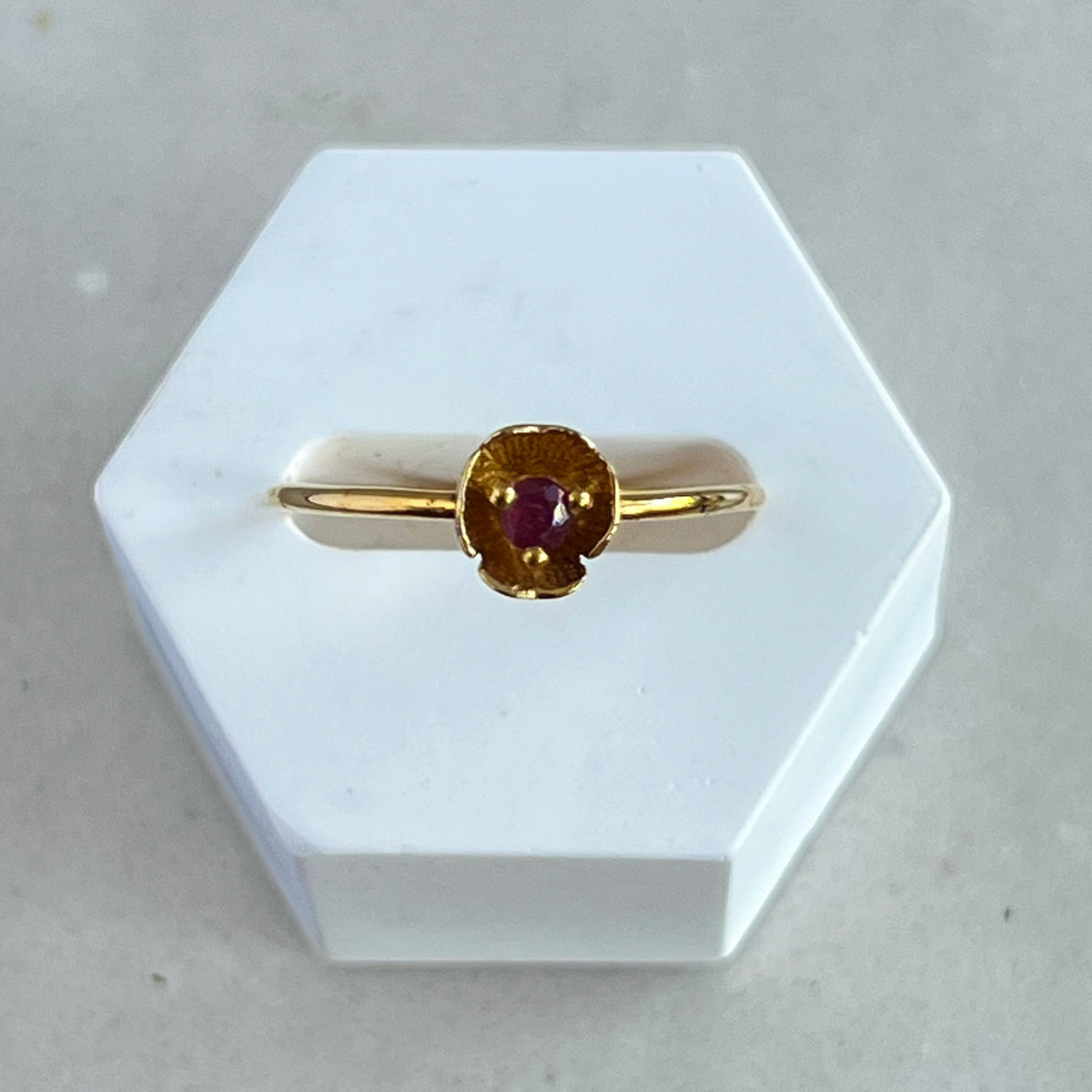 Dahlia - golden mini flower ring ruby
