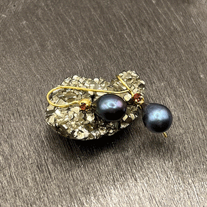 Uma - Black pearl drops with garnet gemstone gold