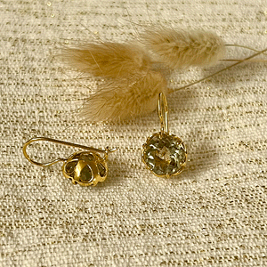 Flore - flowercup earrings with gemstone gold green amethyst