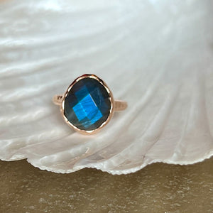 Riva - wavy edge ring gold labradorite
