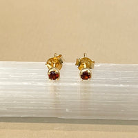 Sumi - stud earrings gold garnet January