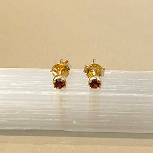 Sumi - stud earrings gold garnet January