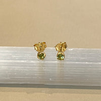 Sumi - stud earrings gold peridot August
