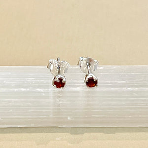 Sumi - Stud earrings silver garnet January