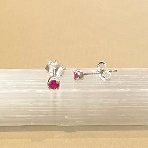 Sumi - stud earrings silver ruby July