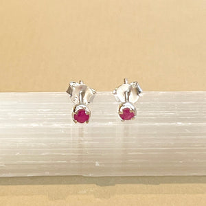 Sumi - stud earrings silver ruby July