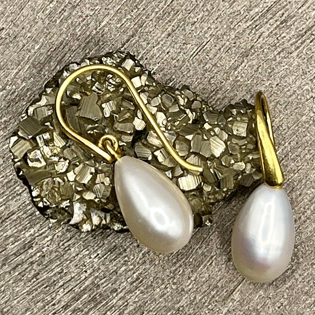 Uma - Pearl drop necklace pendant gold