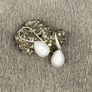 Uma - pearl drop earrings silver