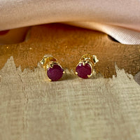 Yaya - stud earrings gold ruby July