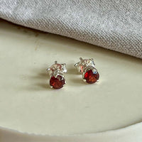 Yaya - stud earrings silver garnet January