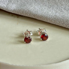 Yaya - stud earrings silver garnet January