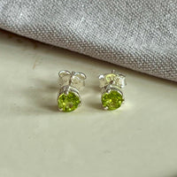 Yaya - Stud Earrings Silver Peridot August