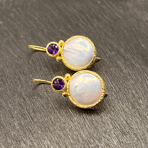 Devi - Pearl earrings gold with amethyst gemstone