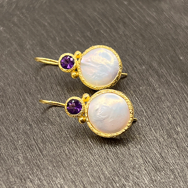 Devi - Pearl earrings gold with amethyst gemstone