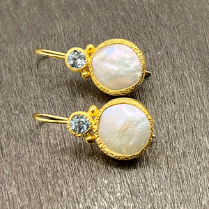 Devi - Pearl earrings gold with blue topaz gemstones