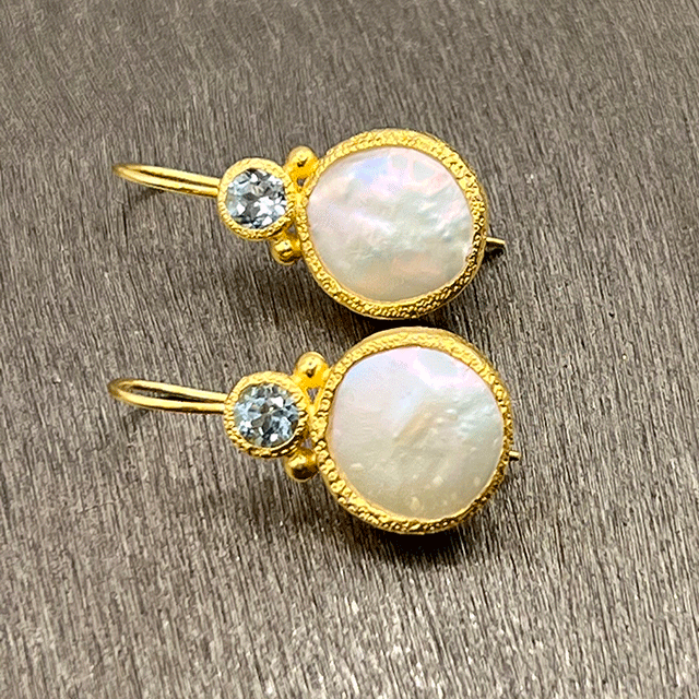 Devi - Pearl earrings gold with blue topaz gemstones