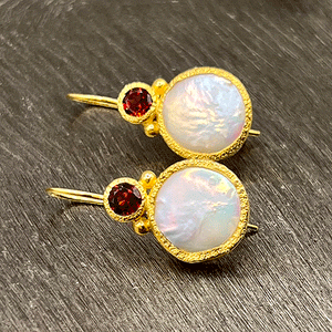Devi - Pearl earrings gold with garnet gemstone